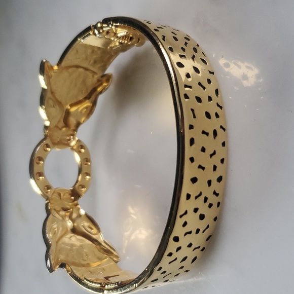 1970s Biting Panther Leopard Hammered Gold-tone Hinged Clamper Bracelet - Picture 5 of 6